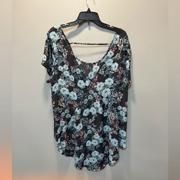 NWT Torrid Hi-Low swoop neck, light blue gray floral top size 1 - Picture 9 of 11